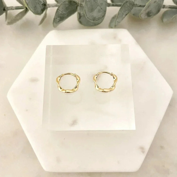 925 Sterling Silver Dainty Twist Huggie Earrings Tiny Hoops Small Hoop Huggies - Picture 5 of 6